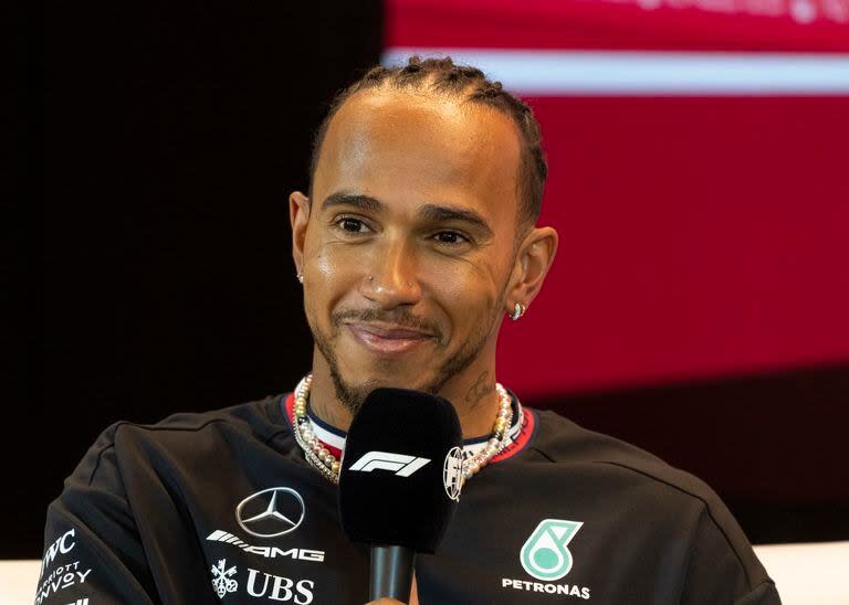 El británico Lewis Hamilton, piloto de Mercedes, sonríe en una conferencia de prensa: su pase a Ferrari generó una gran repercusión