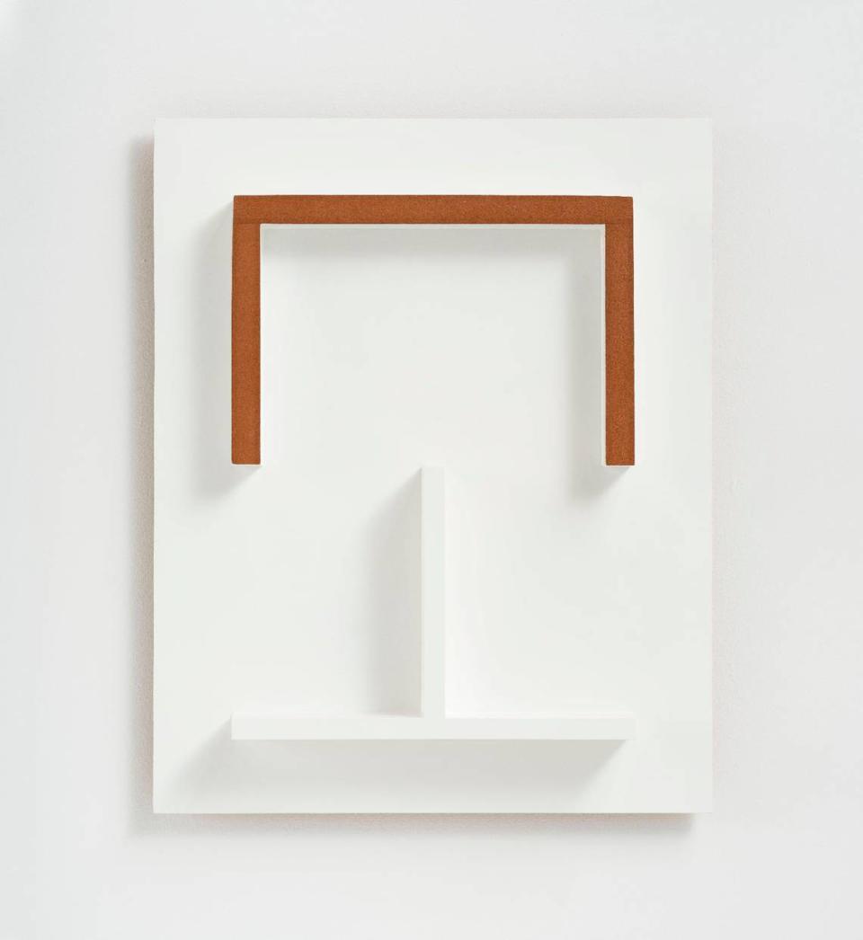 'Connection',  2023, de Ricardo Alcaide. MDF y laca industrial, 24 x 19 x 3 pulgadas. 