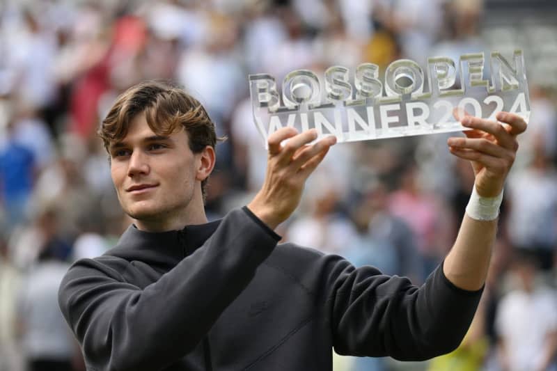 Great Britain's tennis player Jack Draper celebrates during the award ceremony of the Stuttgart Open tennis tournament. Marijan Murat/dpa