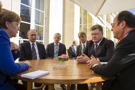 (R-L, clockwise) French President Francois Hollande, German Chancellor Angela Merkel, Russian President Vladimir Putin and Ukrainian President Petro Poroshenko attend a meeting in Paris, France, October 2, 2015. REUTERS/Ukrainian Presidential Press Service/Mikhailo Palinchak/Pool