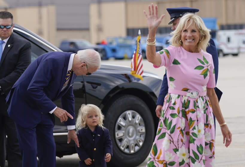 El presidente Joe Biden con su nieto Beau Biden y la primera dama Jill Biden en la Base Aérea Andrews en Maryland el 10 de agosto del 2022. . (Foto AP/Manuel Balce Ceneta)