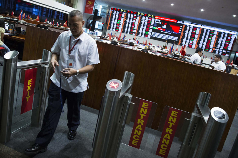 A trader exits the floor at the Philippine Stock Exchange in the Makati City, the Philippines. (Photo: Getty Images)