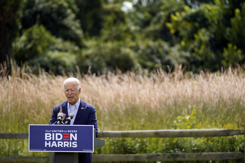 El candidato demócrata a la presidencia Joe Biden habla sobre el cambio climático y los incendios forestales que azotan estados del oeste de Estados Unidos, el lunes 14 de septiembre de 2020, en Wilmington, Delaware. (AP Foto/Patrick Semansky)