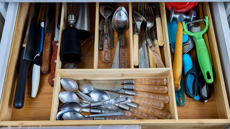 full silverware tray