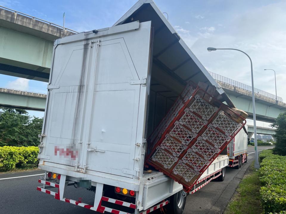 李男駕駛全聯結車，因右側鷗翼門未鎖緊，導致車內貨物掉落，散落於匝道及邊坡。圖：讀者提供