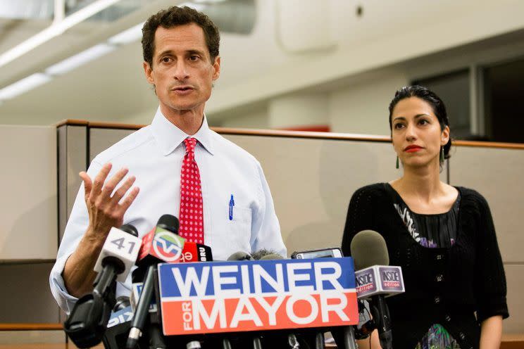 Der ehemalige Bürgermeisterkandidat von New York City, Anthony Weiner, spricht während einer Pressekonferenz in New York neben seiner Frau Huma Abedin. (Bild: John Minchillo/AP)