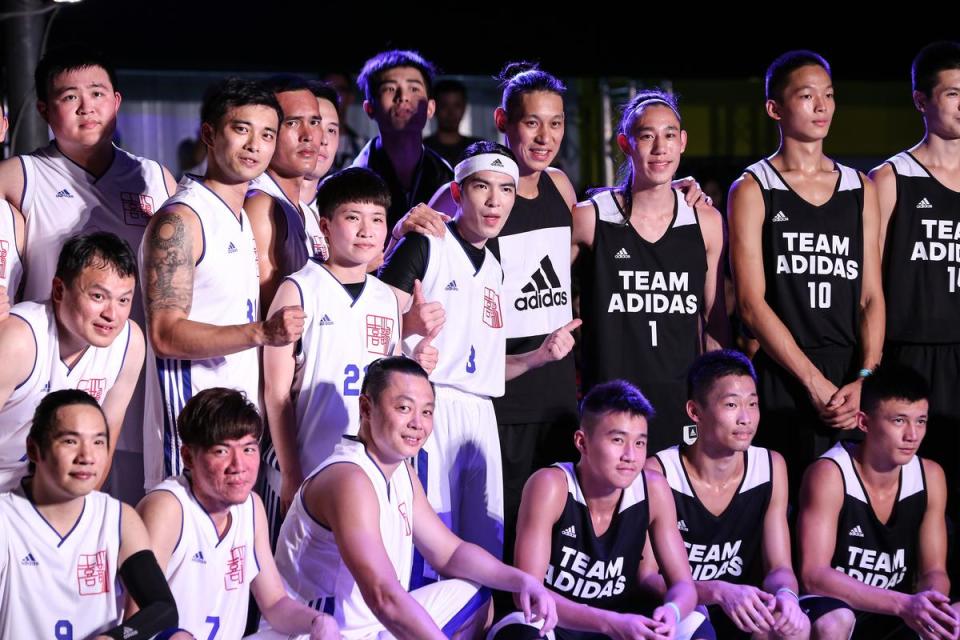 林書豪與弟弟林書緯，率領泰山高中籃球隊小將，對上蕭敬騰領軍的喜鵲籃球隊。