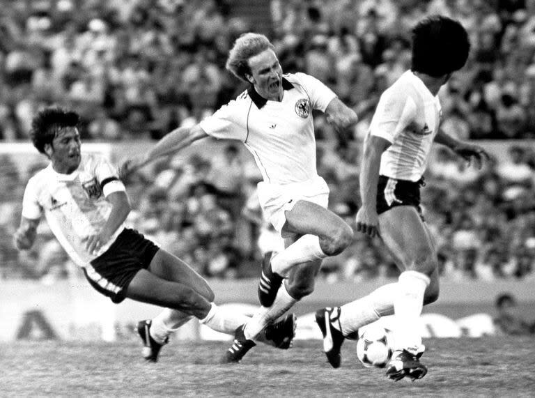 Mundialito 1981, en Uruguay: Passarella va con todo sobre Karl-Heinz Rummenigge en la victoria de la Argentina por 2-1, donde marcó uno de los goles