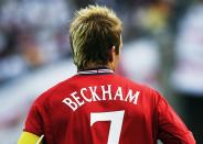 <p>An ihm verdienten sich die Hair-Stylisten lange Jahre eine goldene Nase. David Beckham wechselte seine Frisuren wie andere das Unterhemd. 2002 machte der englische Modefan den gefärbten Iro salonfähig. Zahlreiche Nachahmer waren die Folge. (Bild: Stu Forster/Getty Images)</p> 