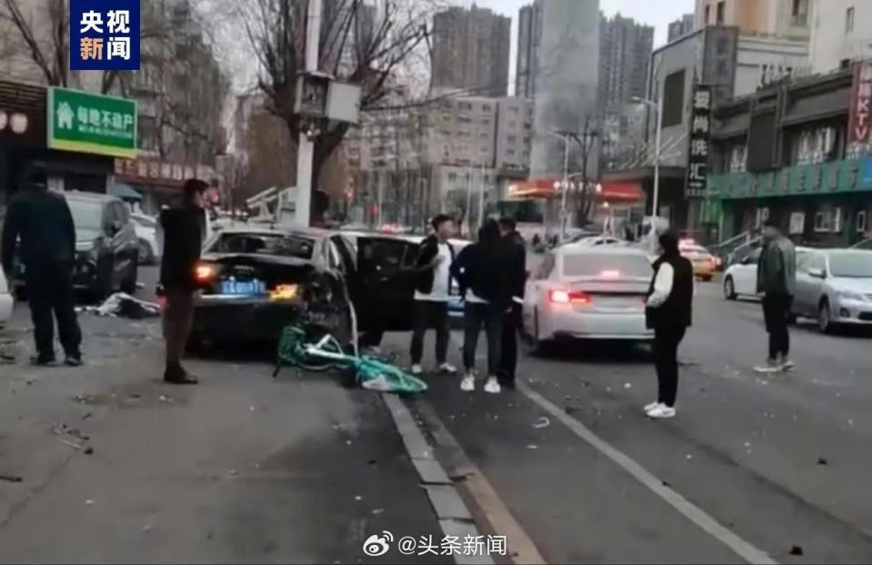 <strong>大陸遼寧瀋陽一輛汽車突逆向衝上人行道。（圖／翻攝微博「頭條新聞」）</strong>