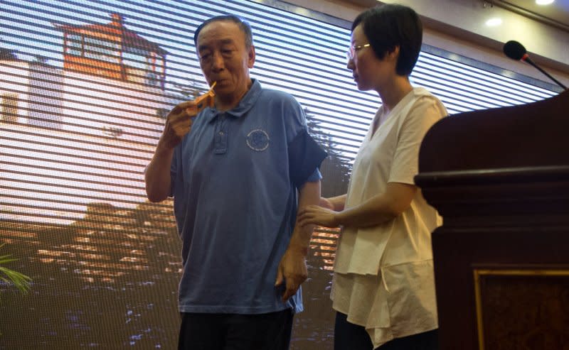 2017年7月15日，劉曉波的兄長劉曉光出席官方安排的記者會，說明劉曉波的海葬經過（AP）