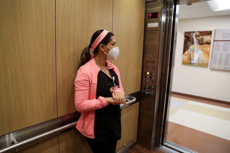 Zafia Anklesaria, codirectora de la unidad de cuidados intensivos en el Centro Médico del Hospital Dignity Health California de CommonSpirit, de 35 años y con siete meses de embarazo, llega a su trabajo para tratar pacientes durante el brote de coronavirus en Los Angeles, California, EEUU