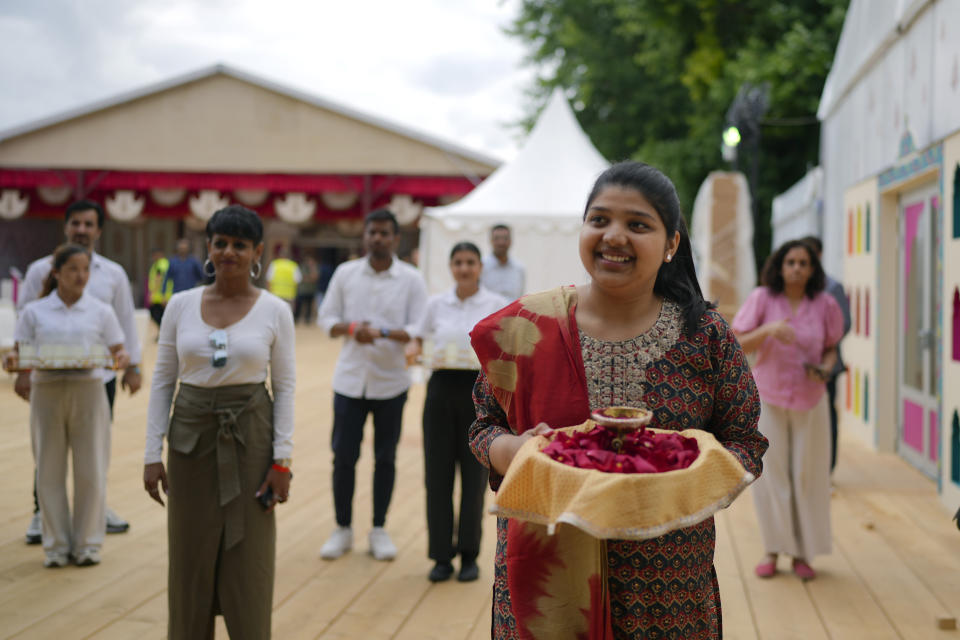 Annanya Garg recibe periodistas en la Casa de la India en el Parc de la Villette renombrado temporalmente Parc des Nations antes de los Juegos Olímpicos de Verano de 2024, el martes 23 de julio de 2024, en París, Francia. (Foto AP/Natacha Pisarenko)