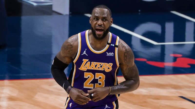 ▲詹皇（LeBron James）認為男主角應該搭飛機去找女兒。（圖／美聯社／達志影像）