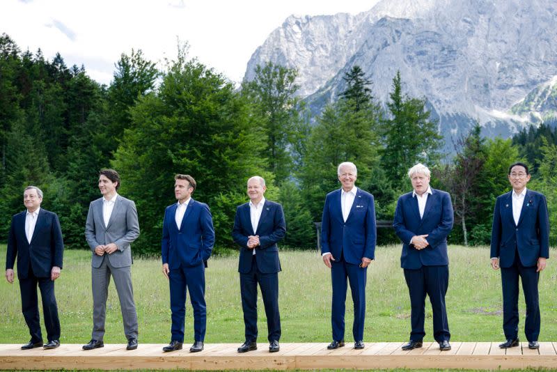 ▲G7成員國元首宣布，將共籌6千億美元的資金組織「全球基礎建設與投資夥伴關係」建設計畫，以抗衡中國的一帶一路倡議計畫。左起為義大利總理德拉吉、加拿大總理杜魯道、法國總統馬克宏、德國總理蕭茲、美國總統拜登、英國首相強生、日本首相岸田文雄。（圖／美聯社）