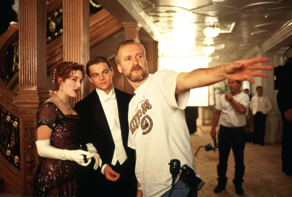 Kate Winslet, Leonardo DiCaprio und James Cameron am Set von „Titanic“. (LMK/Alamy)