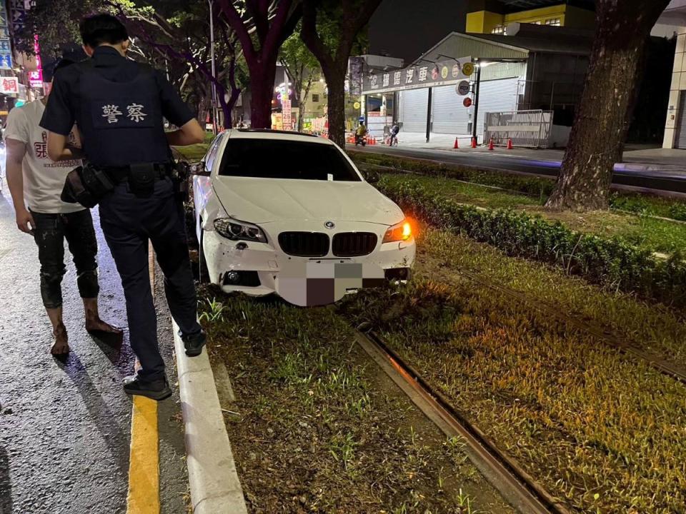 一輛白色轎車昨天晚間闖入高雄輕軌大順路段的軌道區。（圖：捷運警察提供）