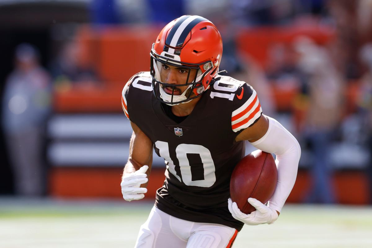 Cleveland Browns defensive end Isaac Rochell (98) runs off of the