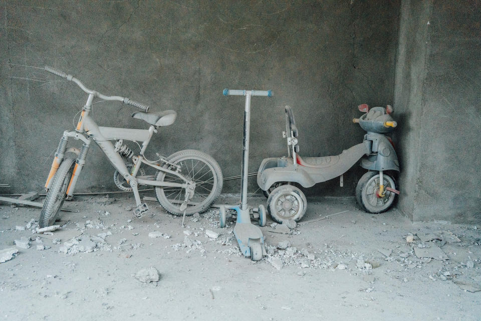 Dust blankets the yard of a house hit by shelling in Stepanakert.<span class="copyright">Emanuele Satolli</span>