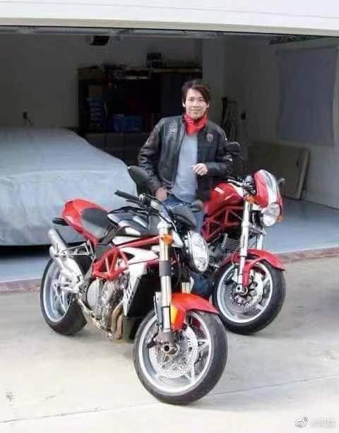 陶喆2006年在美國洛杉磯買了一台Ducati Monster 1000 SR4S，並跟好友前往兜風。（圖／翻攝自資料照與微博）