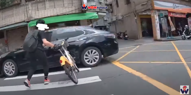 男同學過馬路差點被轎車撞。(翻攝自WoWtchout - 地圖型行車影像分享平台Youtube)