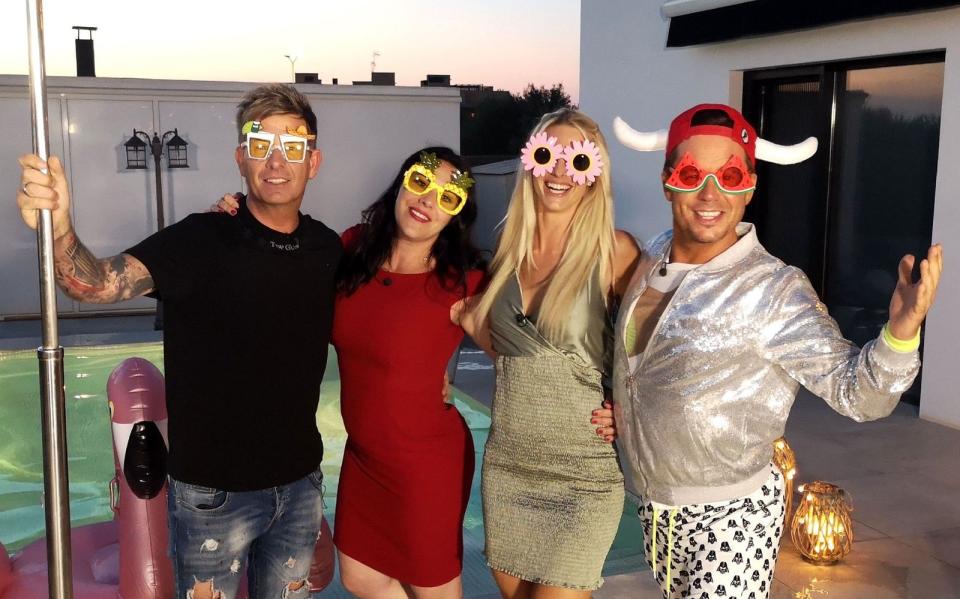 Beste Laune beim "Perfekten Promi-Dinner" auf Mallorca. Einer der Partyhelden aber spielte falsch. (Bild: RTL / ITV Studios)