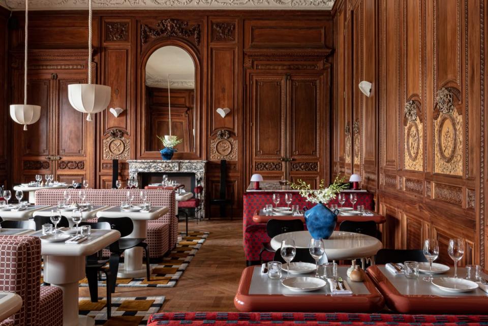 Jackson Boxer’s menu blesses the grand wood-panelled restaurant with plates of courgette slivers and elderflower champagne (Cowley Manor Experimental © Mr. Tripper)