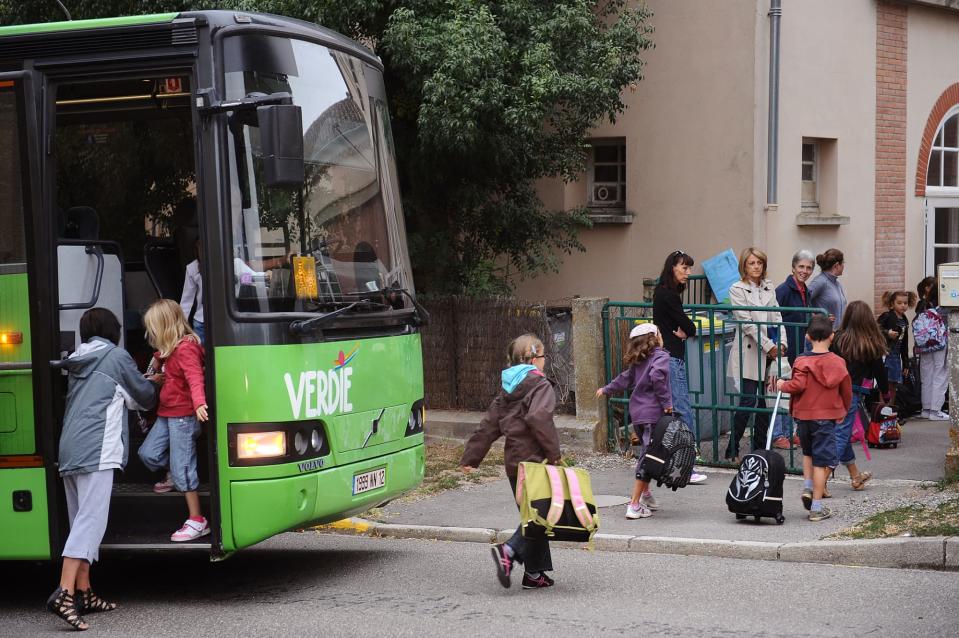 Des élèves montent dans un car scolaire (PHOTO D'ILLUSTRATION) - REMY GABALDA / AFP