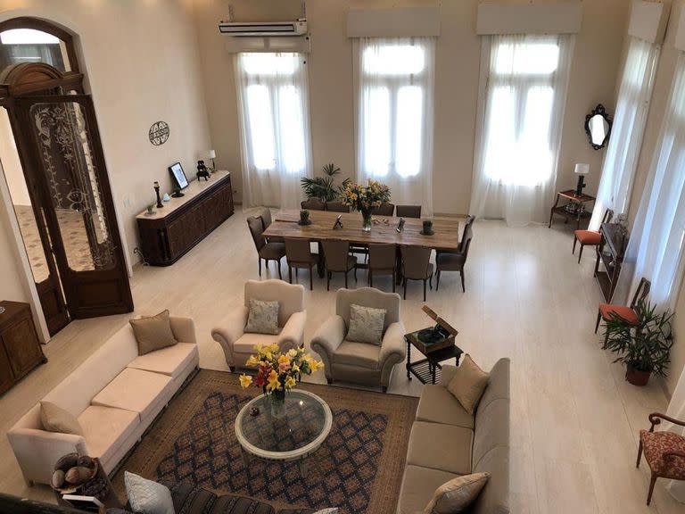 Así es el living de lujosa mansión de "El hotel de los famosos" (eltrece), que está en venta. Foto/ZonaProp