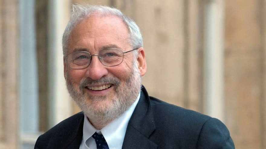 El premio Nobel Joseph Stiglitz es uno de los grandes defensores de la gestión del ministro Guzmán