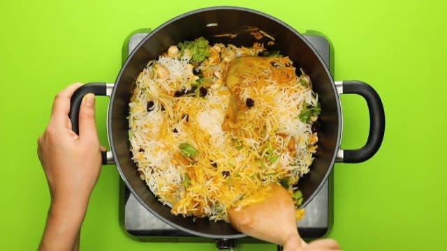 Stiring chicken biryani