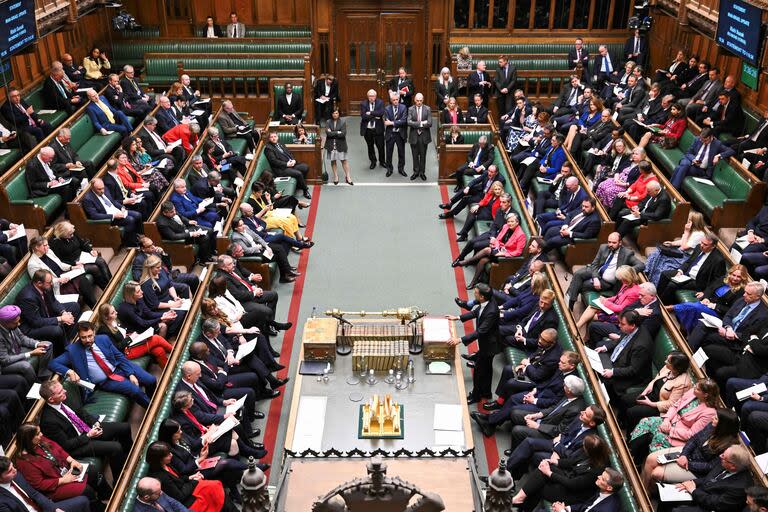 Una fotografía publicada por el Parlamento del Reino Unido muestra al primer ministro británico, Rishi Sunak, haciendo una declaración sobre el ataque con misiles de Irán contra Israel, en la Cámara de los Comunes, en Londres, el 15 de abril de 2024.