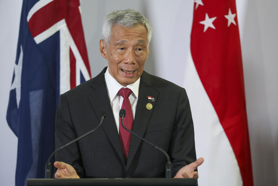 El primer ministro de Singapur, Lee Hsien Loong, hace un gesto durante una conferencia de prensa con el primer ministro de Australia, Anthony Albanese, tras una reunión bilateral en la cumbre especial ASEAN en Melbourne, Australia, el martes 5 de marzo de 2024. (AP Foto/Hamish Blair)