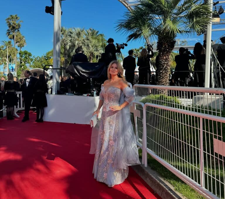 Palmiero completó su outfit para su primera velada en el Festival de Cannes con una capa a tono, un clutch blanco y el pelo suelto