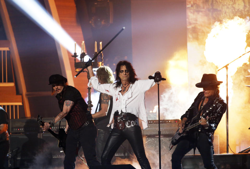 (L-R) Johnny Depp, Duff McKagan, Alice Cooper and Joe Perry of the band Hollywood Vampires perform "As Bad As I Am" during the 58th Grammy Awards in Los Angeles, California February 15, 2016.  REUTERS/Mario Anzuoni