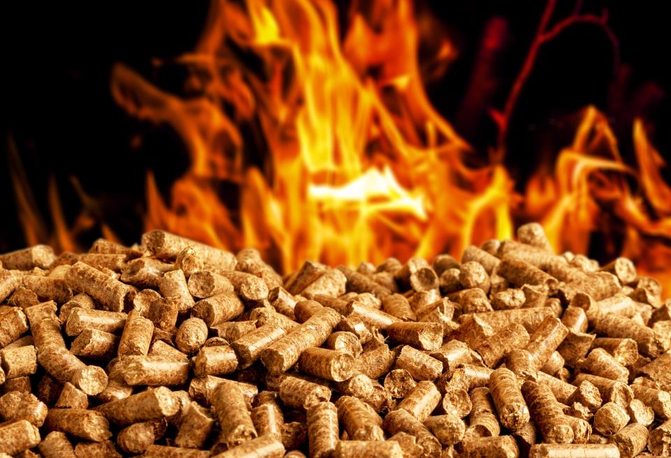 Producendo calore attraverso la combustione di materiale naturale derivante dalla lavorazione degli scarti di lavorazione del legno, le stufe a pellet garantiscono alti rendimenti di energia termica a basso costo (si può arrivare a risparmiare annualmente più del 40% rispetto a sistemi a GPL, gasolio e metano)