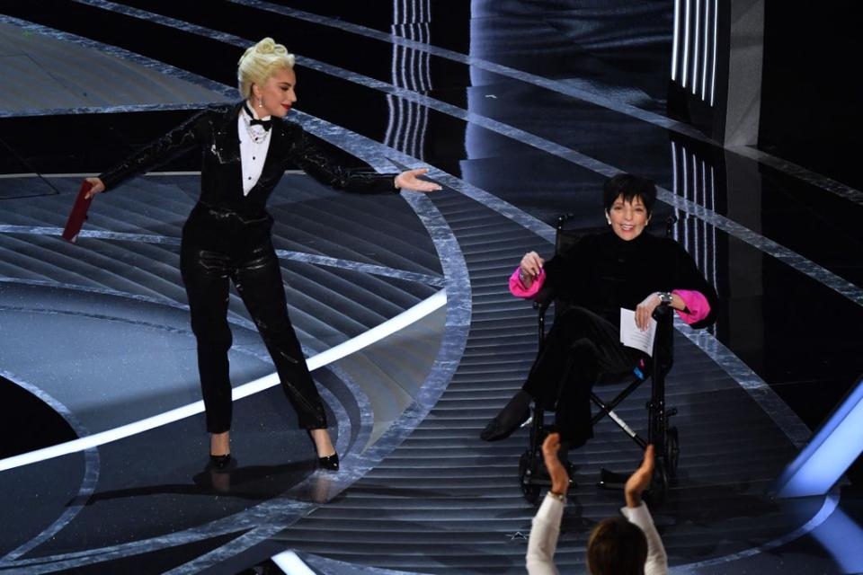 Lady Gaga y Liza Minelli en los Oscar (AFP vía Getty Images)