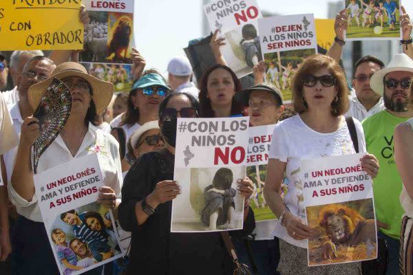 Marcha contra nuevos libros de texto.