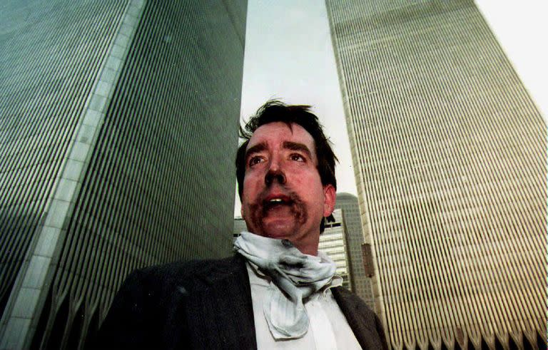 Brian Rolchford parado afuera del World Trade Center después de caminar desde el piso 105