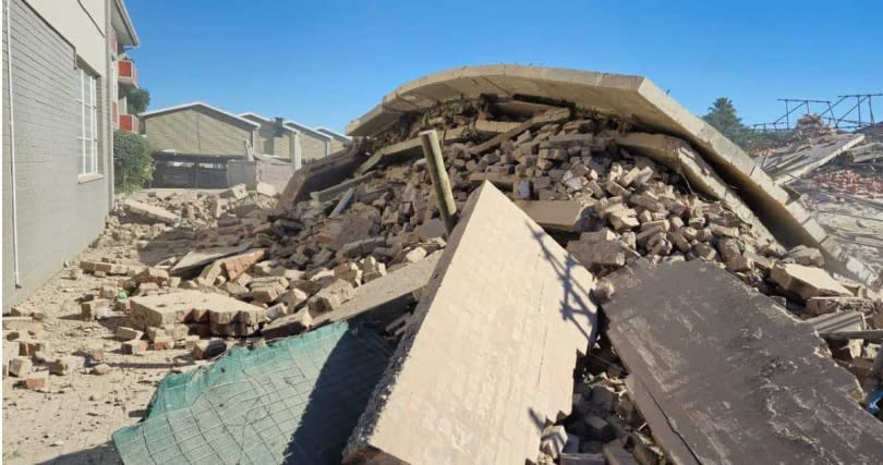 南非一棟興建中的住宅大樓不明原因突倒塌，建築工地被夷為平地，現場滿目瘡痍。（圖／擷取自X）