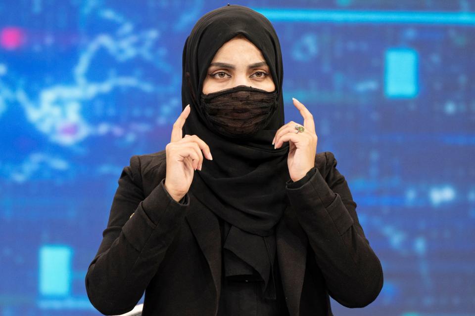 阿富汗電視台女主播，也僅能露出眼睛播報新聞。圖片來源：Getty Images