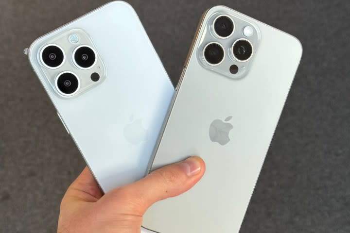 iPhone 15 Pro Maxの隣にあるiPhone 16 Pro Maxのダミーユニット。