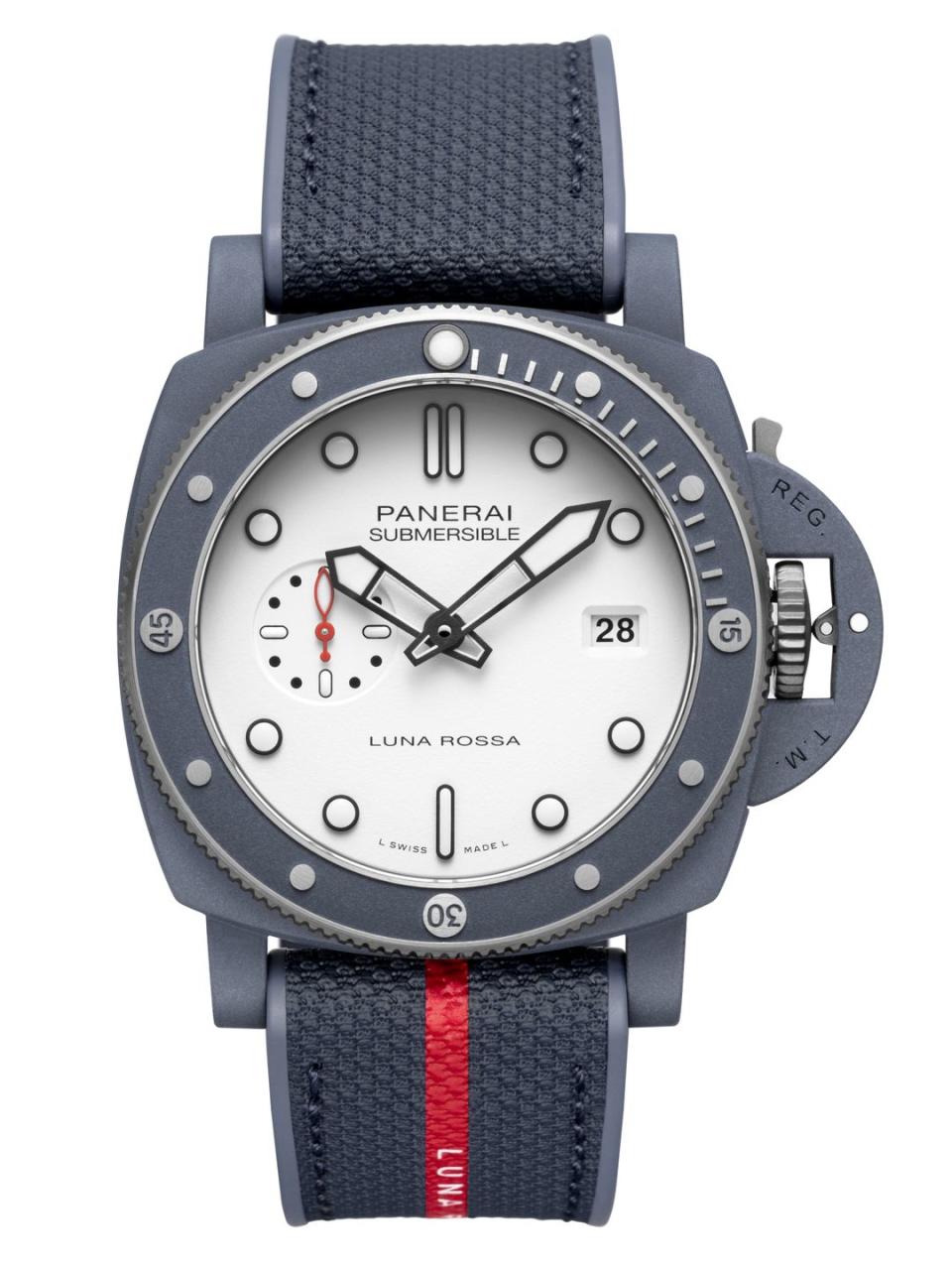 the pam01543 submersible quarantaquattro luna rossa ti ceramitech