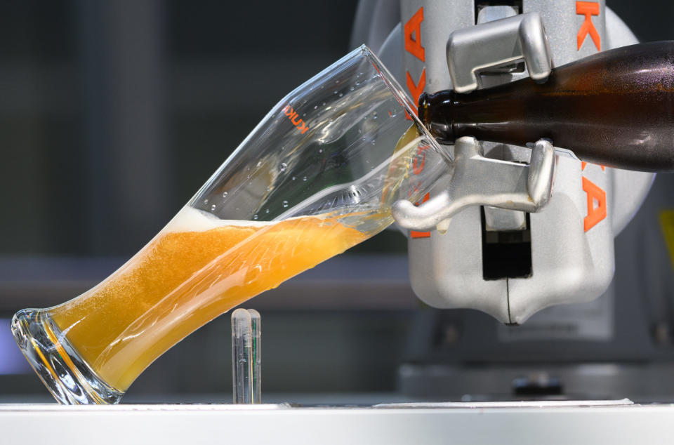 Ein Roboter schenkt auf dem Silicon Saxony Day 2023 am Flughafen Dresden ein Glas Hefeweizen Bier ein. - Copyright: picture alliance/dpa | Robert Michael