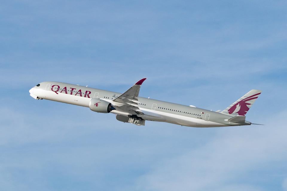 Qatar Airways Airbus A350-1041 taking off at LAX