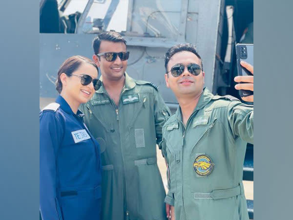 Kangana Ranaut with Air Force officers (Image source: Instagram)