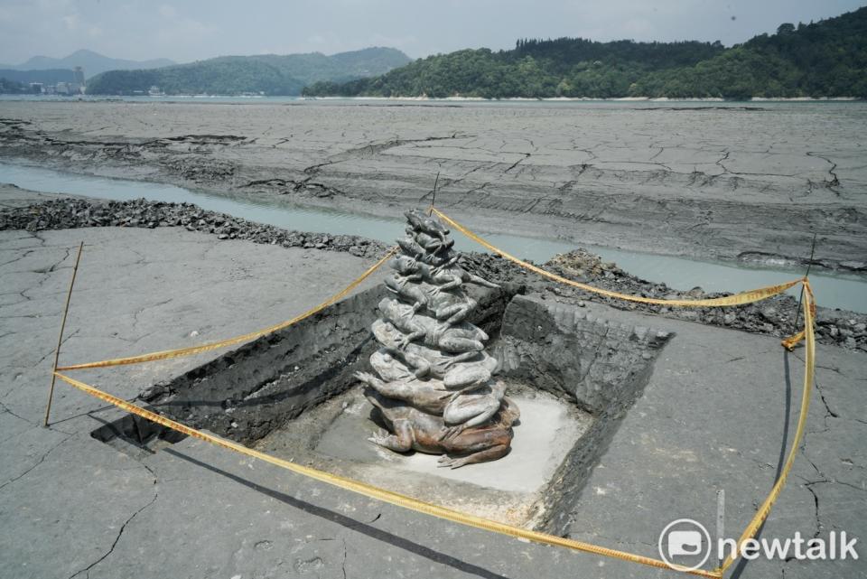 日月潭入水口附近，著名的的「水蛙雕塑」景點，由於上游流下來的土膏淤積，十多年來，有兩隻半一直被埋在土裡面，遊客只能拍到六隻半的青蛙，另外兩隻半深藏土中，今年旱象嚴重，日月潭水位不斷下降，日月潭管理處派工讓埋在土裡面的兩隻半出土，九隻青蛙闊別十多年後，出現難得一見的全都露景象，也凸顯旱象問題嚴重。   圖：張良一/攝