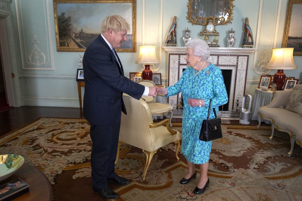 Boris Johnson et la reine Elizabeth II à Buckingham Palace. - VICTORIA JONES / AFP