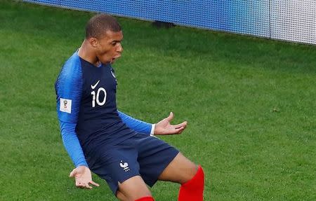 El delantero francés Kylian Mbappé festeja tras convertir frente a Perú en su su duelo por el grupo C de la Copa del Mundo de la FIFA en Ekaterimburgo, Rusia, jun 21, 2018. REUTERS/Andrew Couldridge