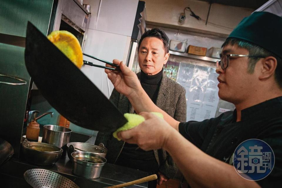 店內多達200道菜，姚成璋（左）都保留原汁原味，招牌菜脯蛋至今仍有專灶專人料理，料理的師傅廚齡至少需3年以上。
